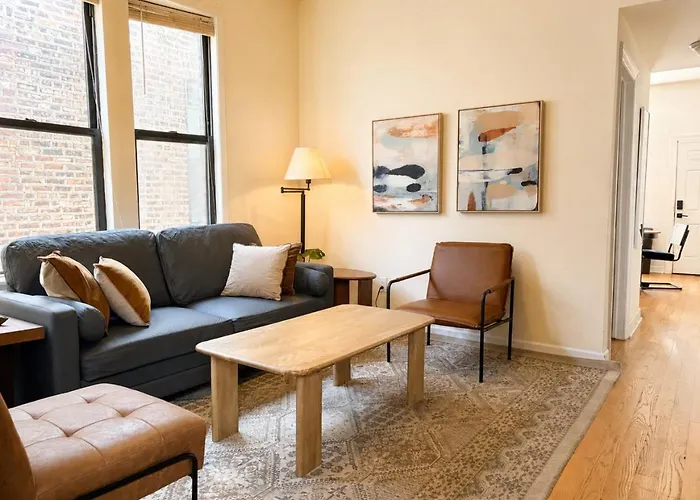 Apartment Flexhome Ukrainian Village 2br - Private Balcony & Walkable Location *
