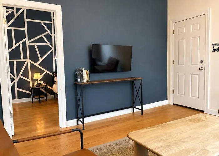Flexhome Ukrainian Village 2br - Private Balcony & Walkable Location *