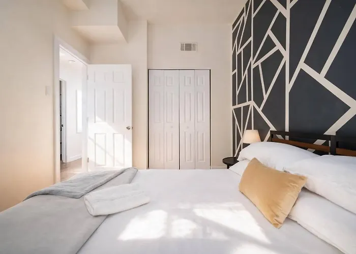 Apartment Flexhome Ukrainian Village 2br - Private Balcony & Walkable Location