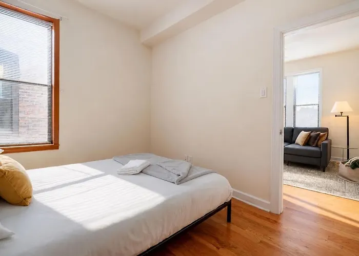Apartment Flexhome Ukrainian Village 2br - Private Balcony & Walkable Location