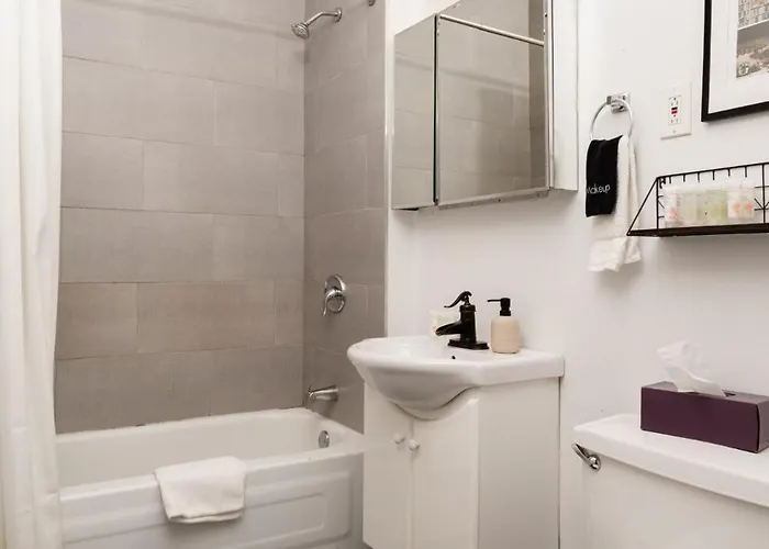 Apartment Flexhome Ukrainian Village 2br - Private Balcony & Walkable Location *