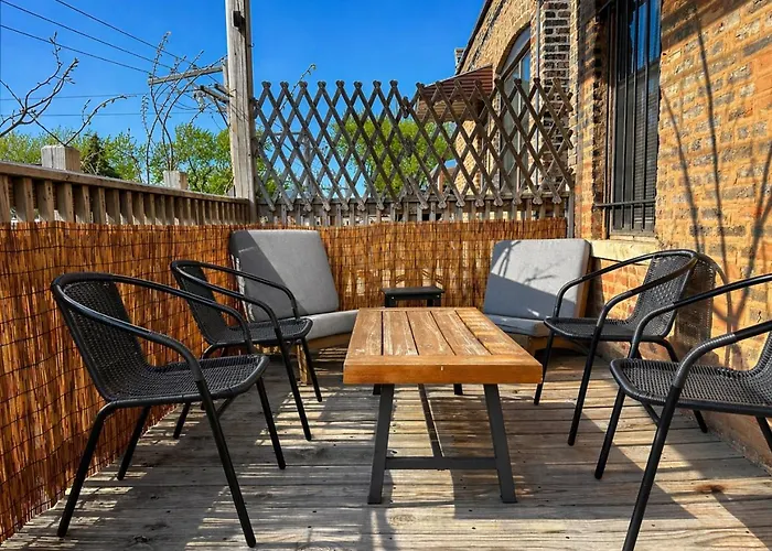 Apartment Flexhome Ukrainian Village 2br - Private Balcony & Walkable Location *